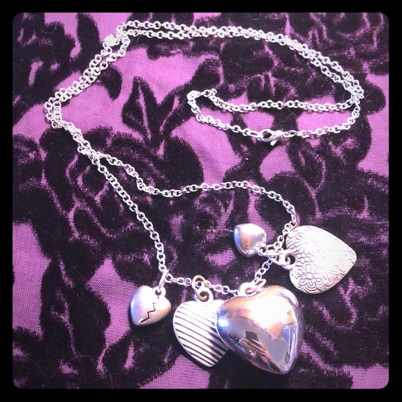 FINAL PRICE UNLESS BUNDLED. Vintage Valentine Heart silvertone metal necklace. - Picture 1 of 3
